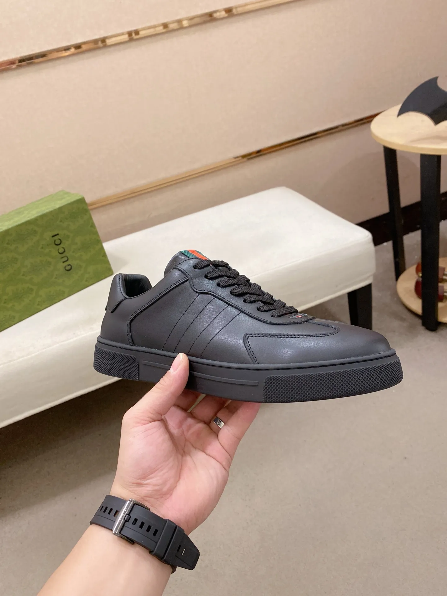 Factory price: 460💰 (GUCCI) The latest model from the official website 🎁🎁Casual and fashionable men's shoes👟, hot style 💥The version is simple and elegant, exclusive for trendy men. Unique official website latest brand elements 👑Gucci original decoration, fashionable and generous, the fabric is original cowhide ✅sheepskin lining, the official website specifies wear-resistant casual outsole, the classic model is taken in kind at the counter🎬38-44 (45 is not returned or exchanged)